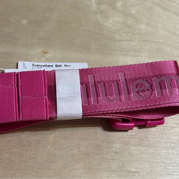 NWT Lululemon Everywhere Belt Bag 1L Sonic Pink Logo Strap - Picture 6 of 9